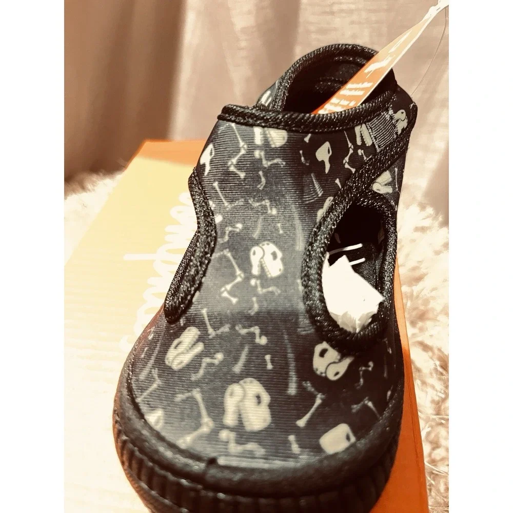 NIB OOMPHIES Boys Splash Dinosaur Water Shoes – Black Dino Print – Size 10C